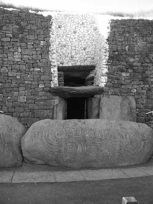 entry of newgrange's passage grave.